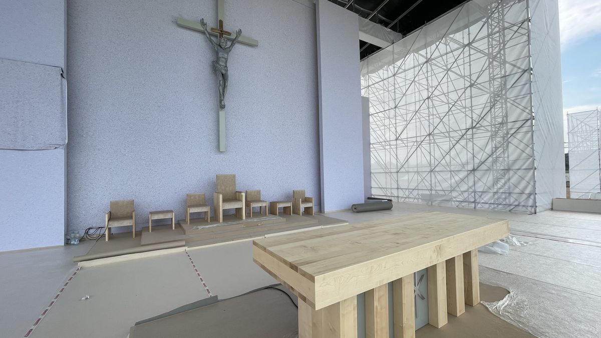 Foto: Obří kříž a 40 tisíc věřících před ním, Slovensko se chystá na papeže